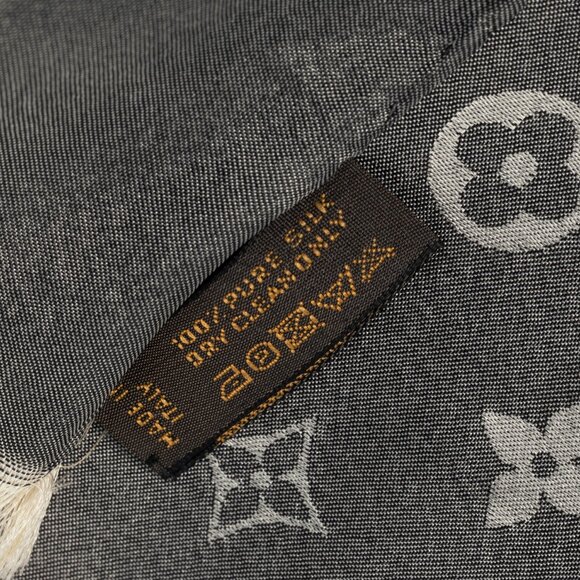 Louis Vuitton Capri Grey Silk Monogram Stole - Picture 5 of 5